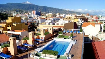 Piscine extérieure, parasols de plage, chaises longues