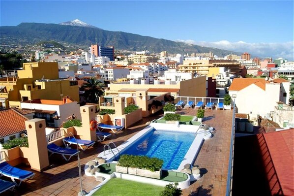 Outdoor pool, pool umbrellas, sun loungers