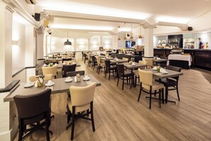 Café da manhã com buffet todos os dias (EUR 14 por pessoa) 