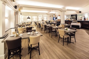 Café da manhã com buffet todos os dias (EUR 16 por pessoa)