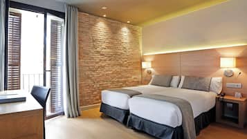 Zweibettzimmer, Stadtblick | Zimmersafe, Schreibtisch, laptopgeeigneter Arbeitsplatz