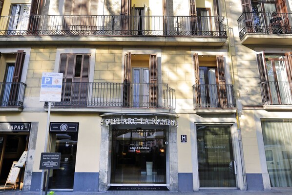 A hotel entrance with a sign for 'Hotel Arc La Rambla' and a 'P' parking sign. - Arc la Rambla (Barcelona)