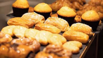 Diversitat de pastissos, incloent muffins i tartalets, alguns espolvorats amb sucre glas.