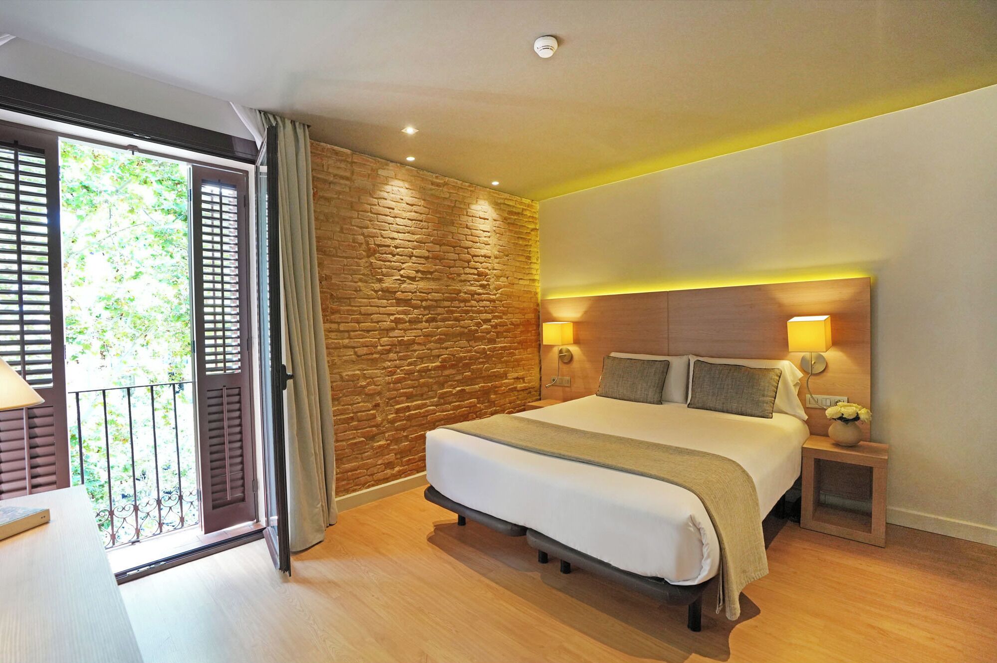 habitación con cama matrimonial, vistas a la ciudad | 1 bedroom, in-room safe, desk, laptop workspace