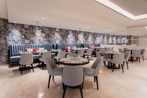 Café da manhã com buffet todos os dias (EUR 15 por pessoa) 