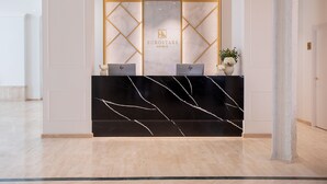 Uma mesa de recepção com tampo de mármore e o logotipo da Eurostars Hotels.