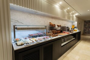 Café da manhã com buffet todos os dias mediante uma taxa