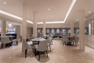 Colazione a buffet a pagamento, servita tutte le mattine 