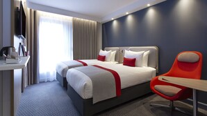 A hotel room with a large bed, a desk, and a chair. - Holiday Inn Express London-Royal Docks, Docklands by IHG (London)