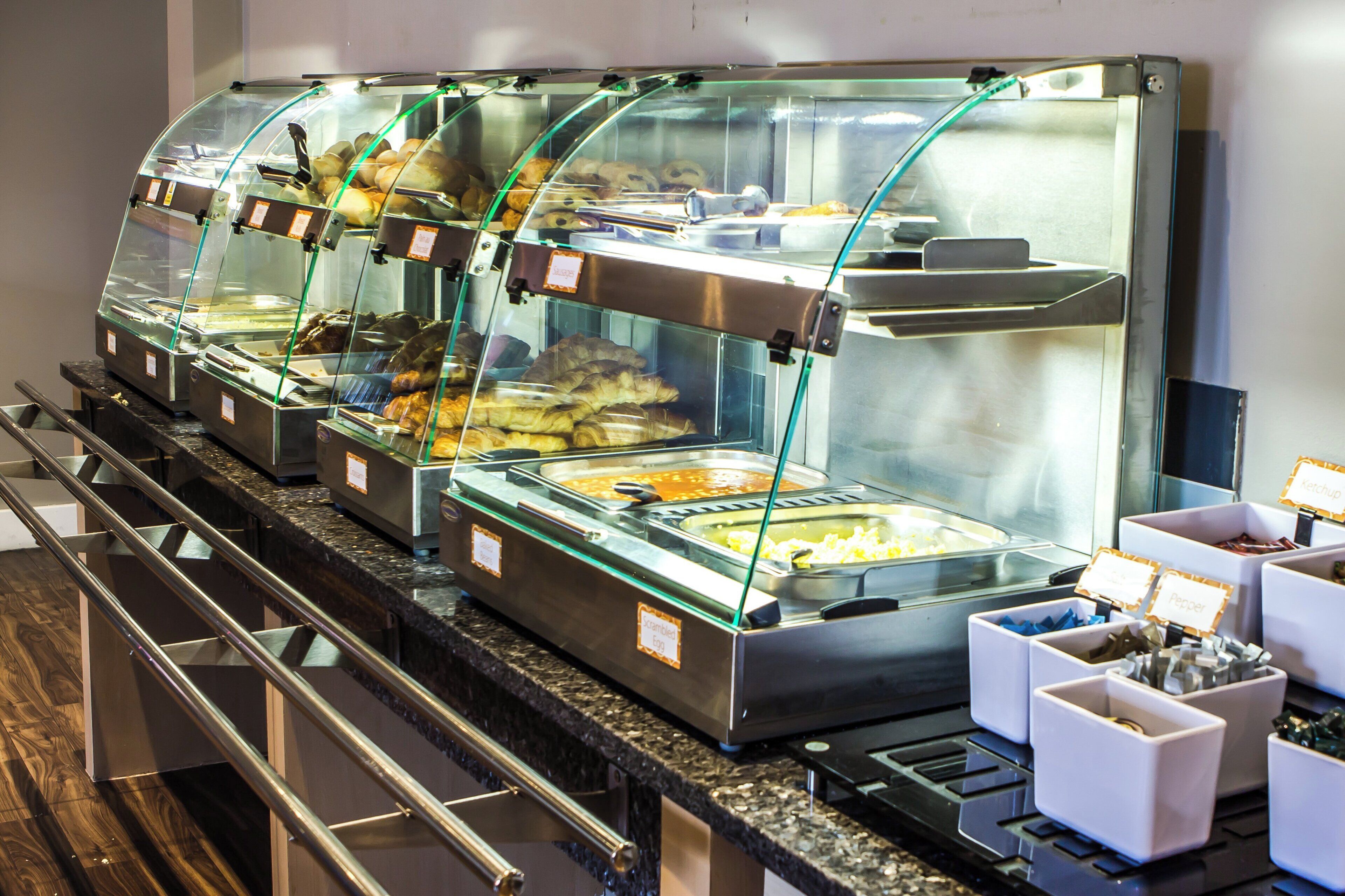 Un buffet proposant une variété de plats et d'accompagnements.