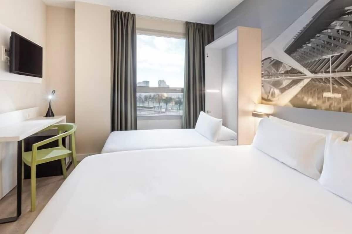 Ropa de cama de alta calidad y caja de seguridad en la habitación