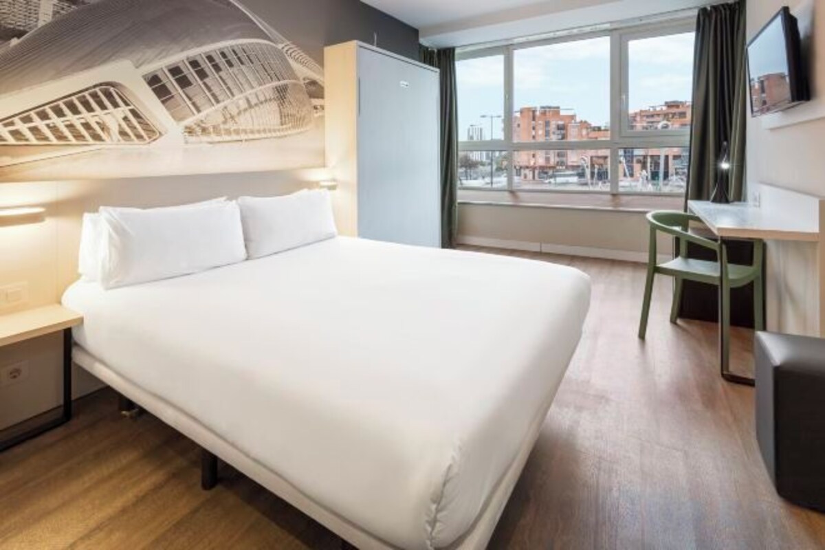 Premium bedding, in-room safe, desk, free WiFi