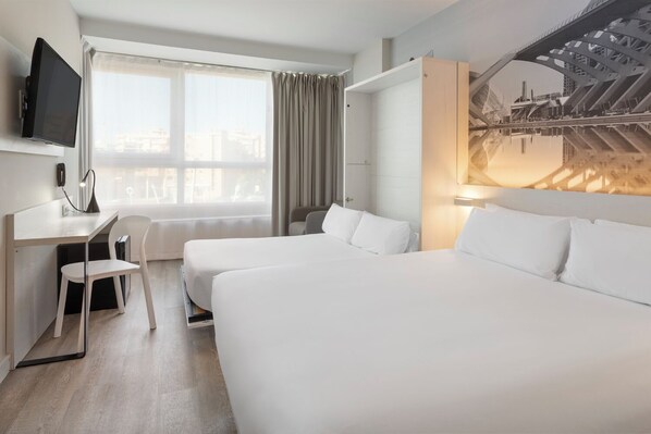 Family Quadruple Room | Peralatan tempat tidur premium, peti besi dalam bilik, meja 