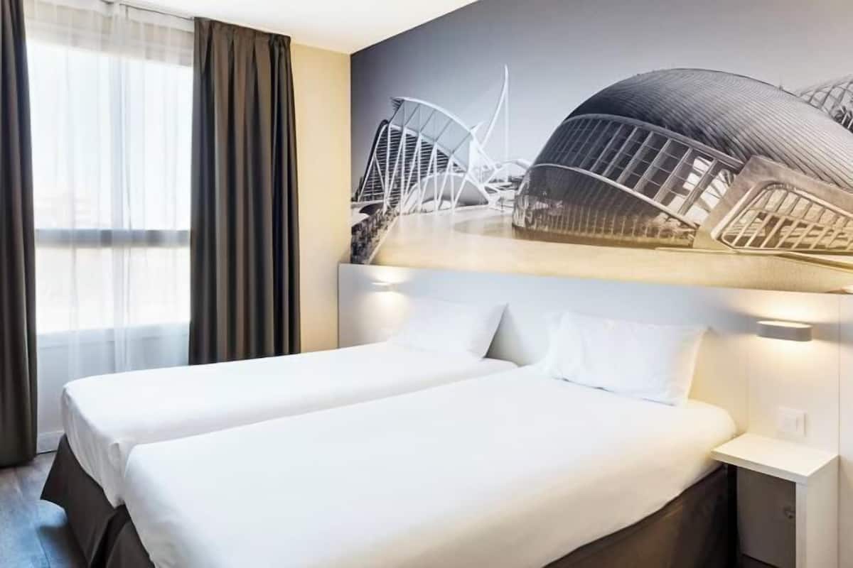 Ropa de cama de alta calidad y caja de seguridad en la habitación