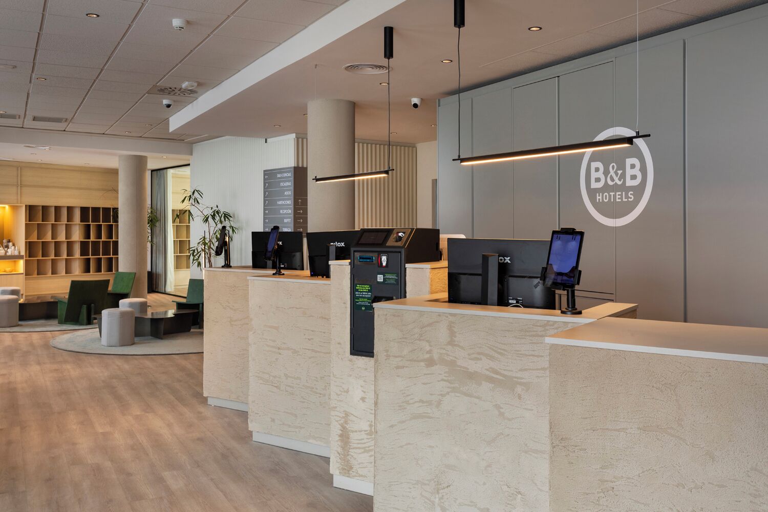 ฝ่ายต้อนรับ