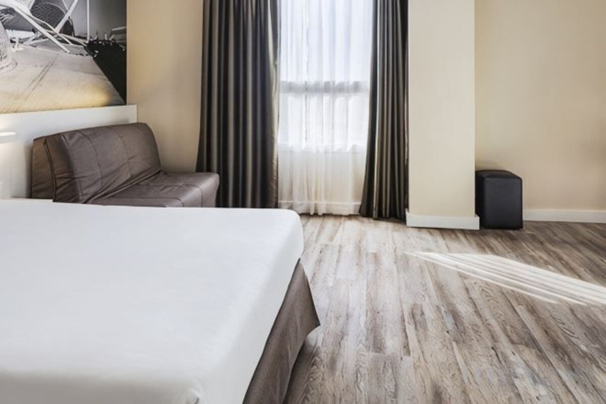 Premium bedding, in-room safe, desk, free WiFi