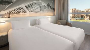 Twin kamer | Luxe beddengoed, een kluis op de kamer, een bureau, gratis wifi