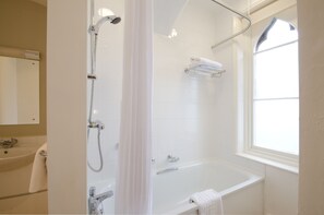 Large Double Room | Bathroom | Hair dryer, towels, soap, shampoo - Corner House Hotel (Taunton)