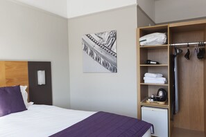 Large Double Room | Minibar, blackout drapes, iron/ironing board, free WiFi - Corner House Hotel (Taunton)