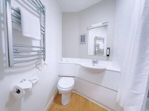 Hair dryer, towels, soap, shampoo - Corner House Hotel (Taunton)