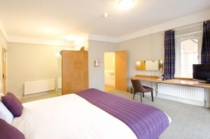 ميني بار وستائر تعتيم ومكواة/لوح كي وواي فاي مجانًا