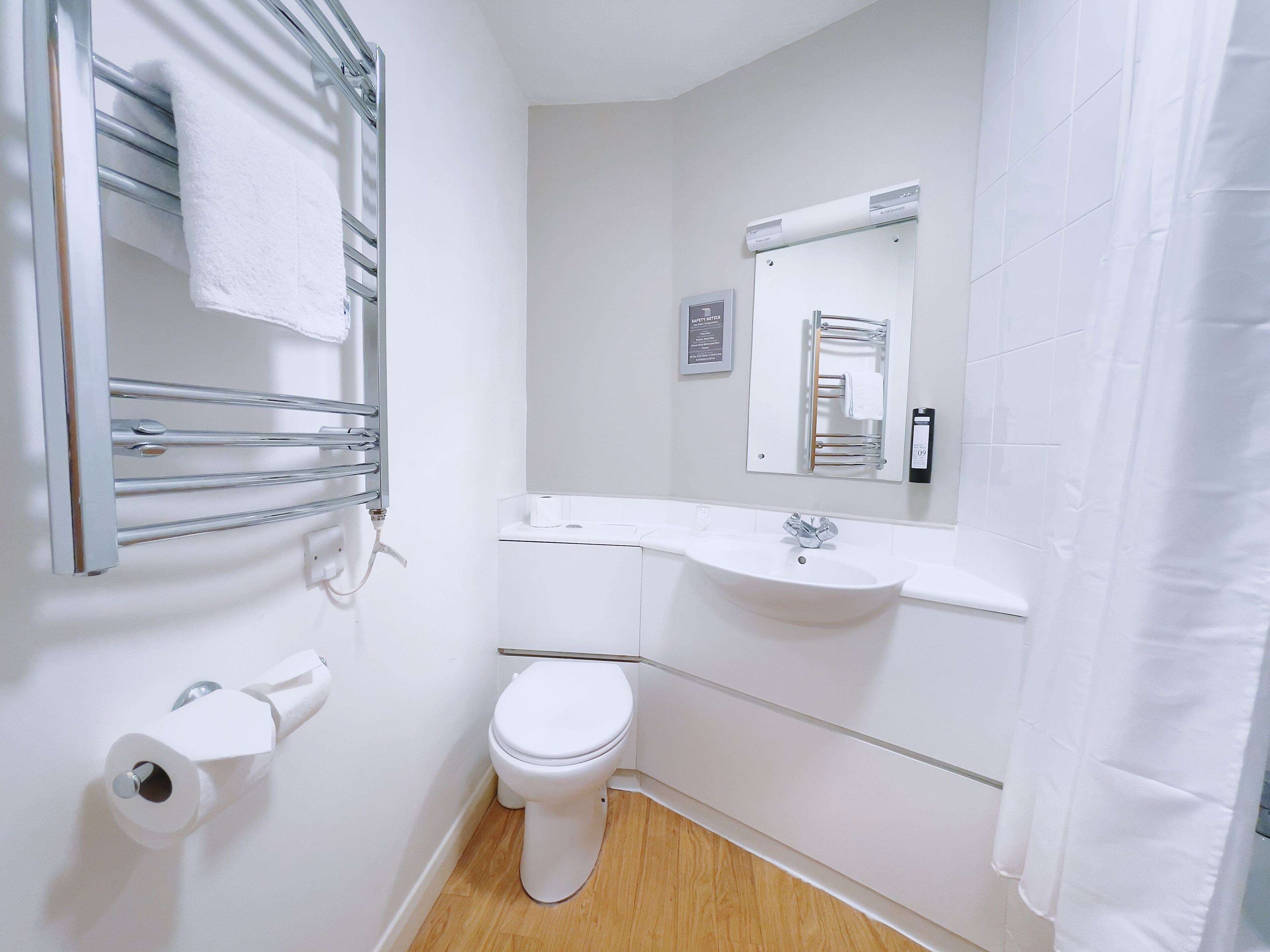 cosy double room | bathroom | hair dryer, towels, soap, shampoo