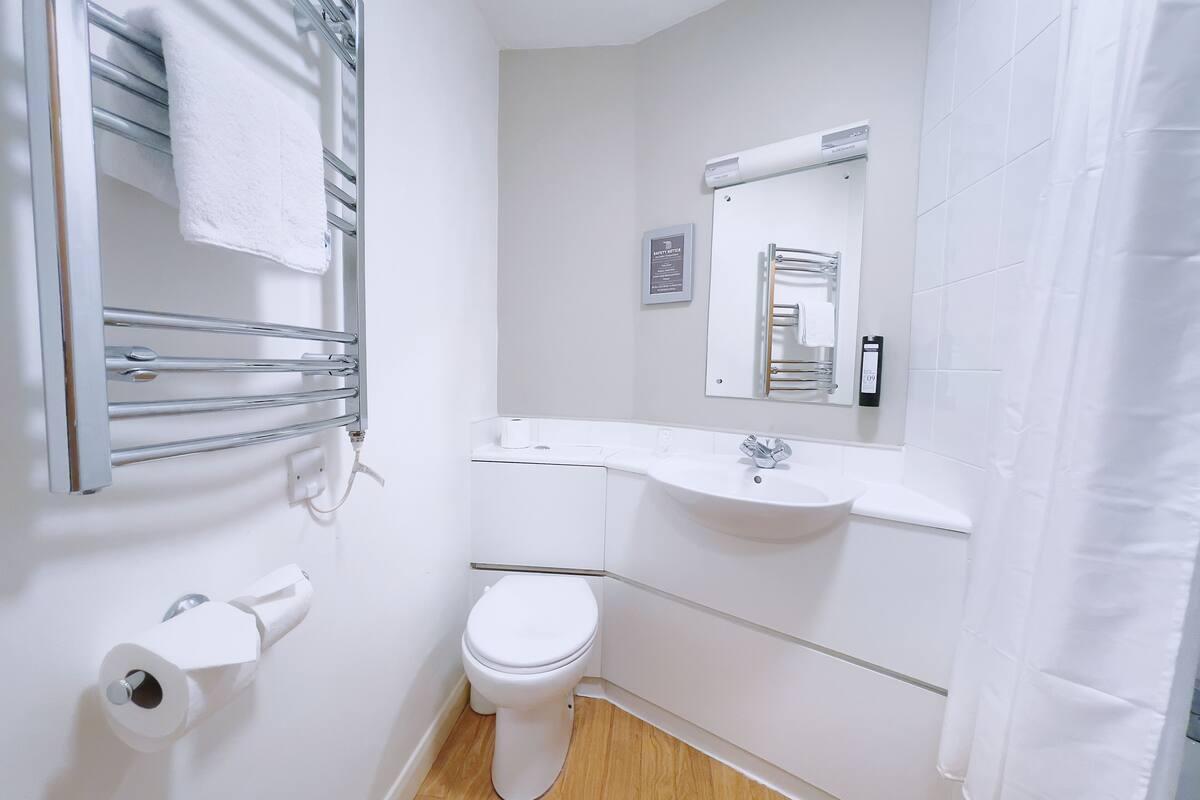 cosy double room | bathroom | hair dryer, towels, soap, shampoo