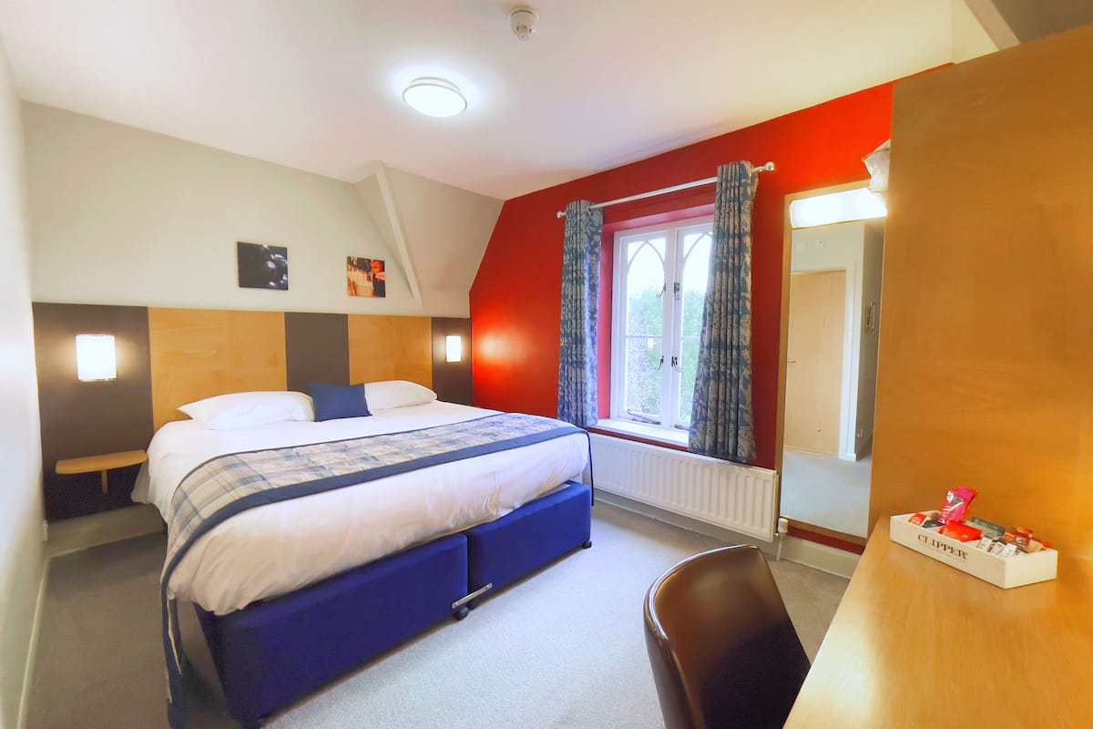 standard double room | minibar, blackout curtains, iron/ironing board, free wifi