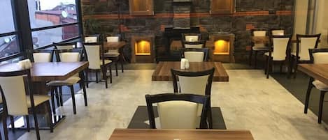 Petit déjeuner et déjeuner servis sur place, spécialités Cuisine turque