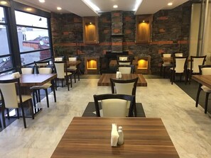 Petit déjeuner et déjeuner servis sur place, spécialités Cuisine turque