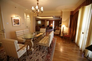 Presidential Suite | In-room dining