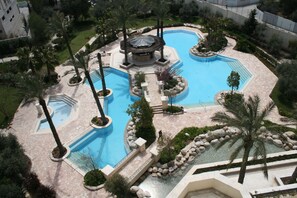 Outdoor pool, pool umbrellas, pool loungers - Jacir Palace Hotel Bethlehem (Bethlehem)
