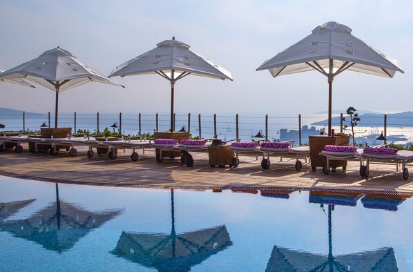 2 piscines extérieures, parasols de plage, chaises longues