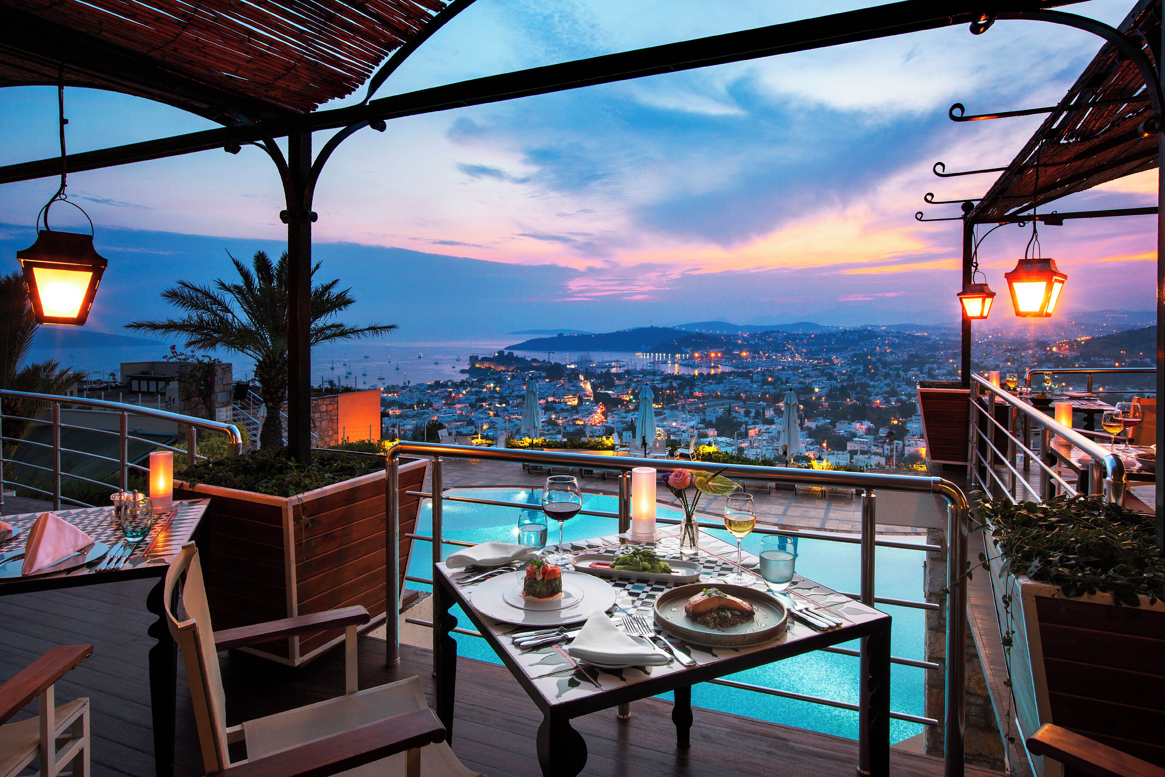 Morgunverður, hádegisverður, kvöldverður í boði, útsýni yfir sundlaug 