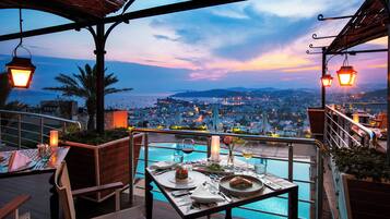 Petit déjeuner, déjeuner et dßner servis sur place, vue sur la piscine