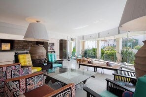 Lobby lounge
