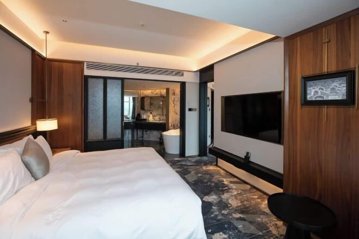1 bedroom, free minibar, in-room safe, desk