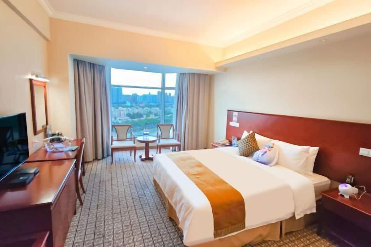 1 bedroom, free minibar, in-room safe, desk
