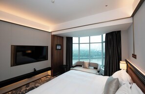 Shengya River View Room | 1 bedroom, free minibar, in-room safe, desk - Ramada by Wyndham Pearl Guangzhou (Guangzhou)