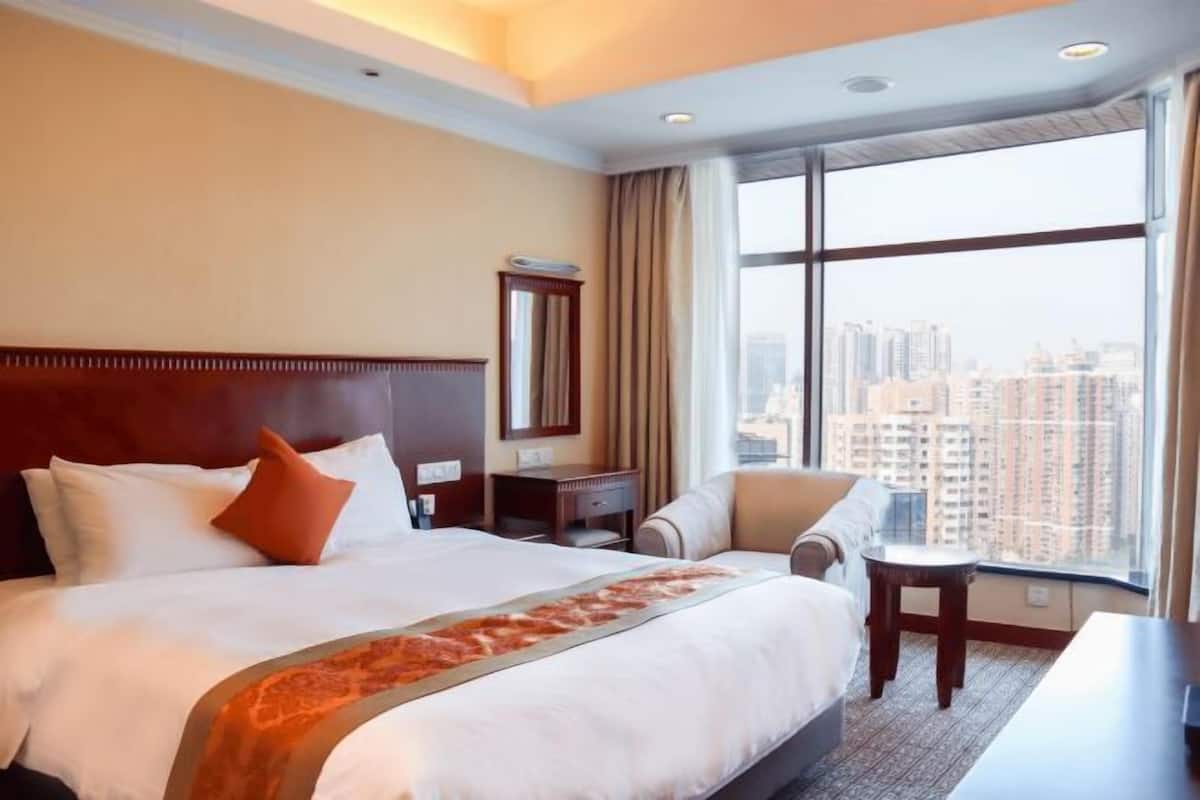 1 bedroom, free minibar, in-room safe, desk