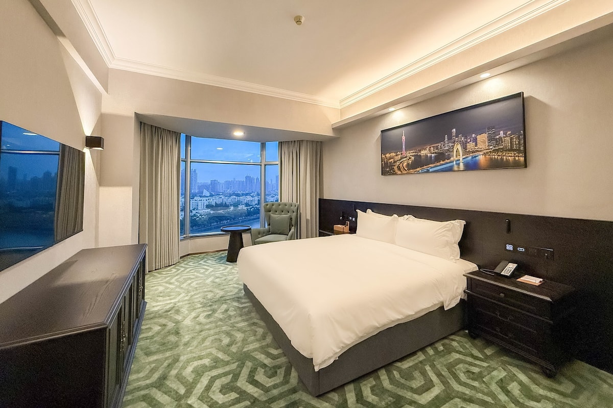 Free minibar, in-room safe, desk, laptop workspace