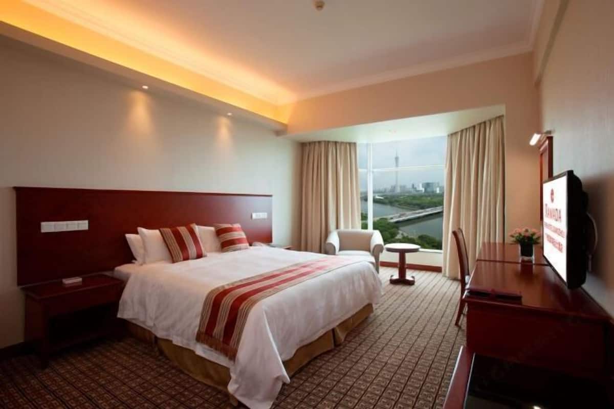 1 bedroom, free minibar, in-room safe, desk