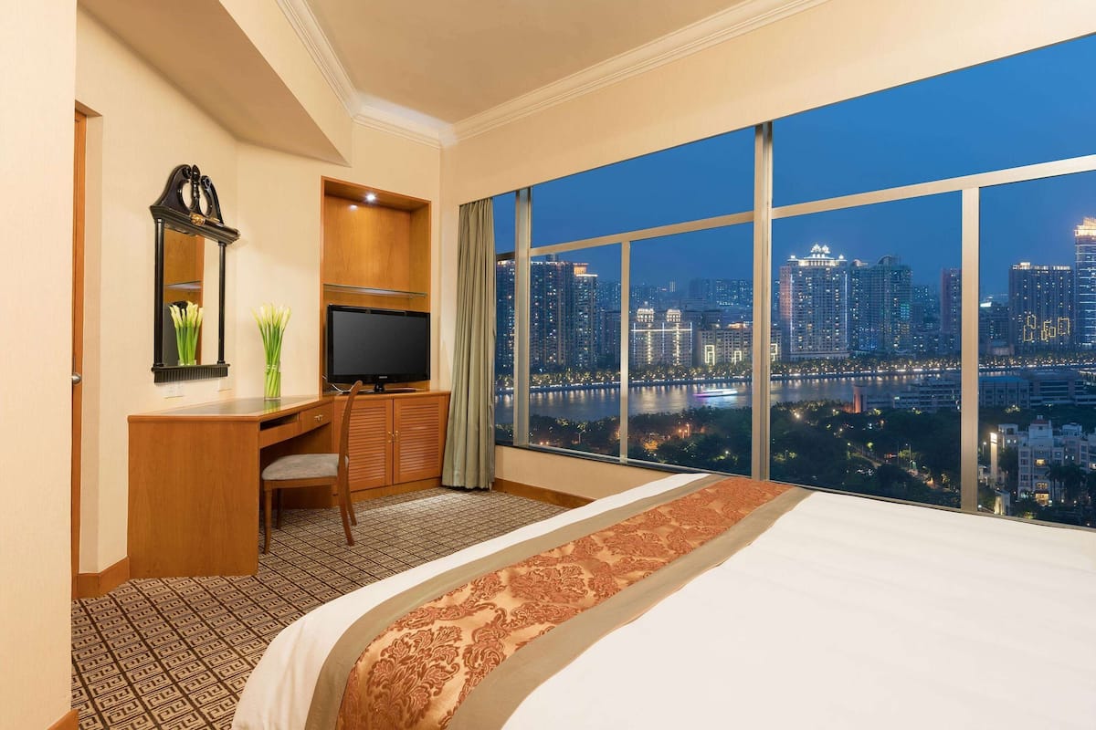1 bedroom, free minibar, in-room safe, desk