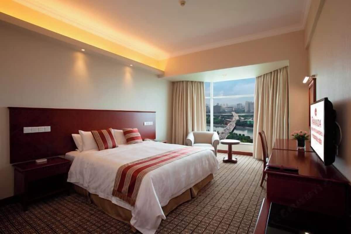 1 bedroom, free minibar, in-room safe, desk