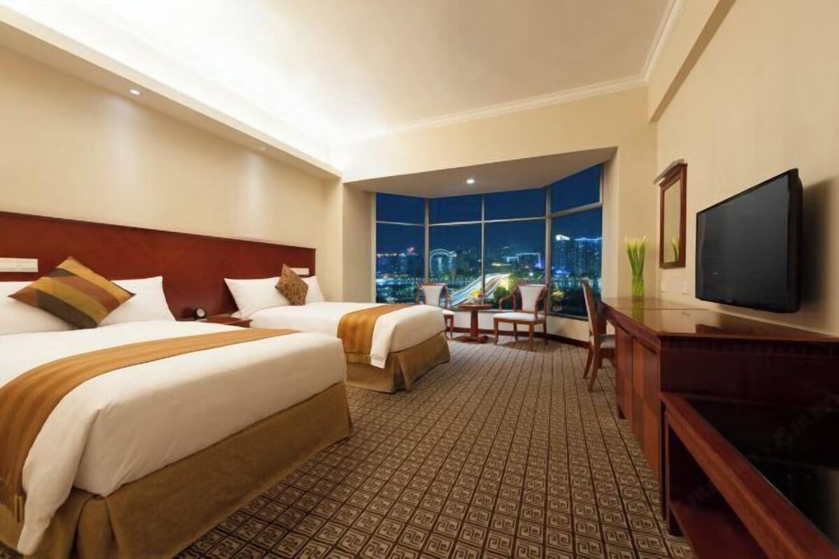 1 bedroom, free minibar, in-room safe, desk