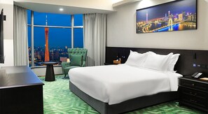 Quarto urbano | Frigobar (abastecido com itens grátis), cofres nos quartos, escrivaninha