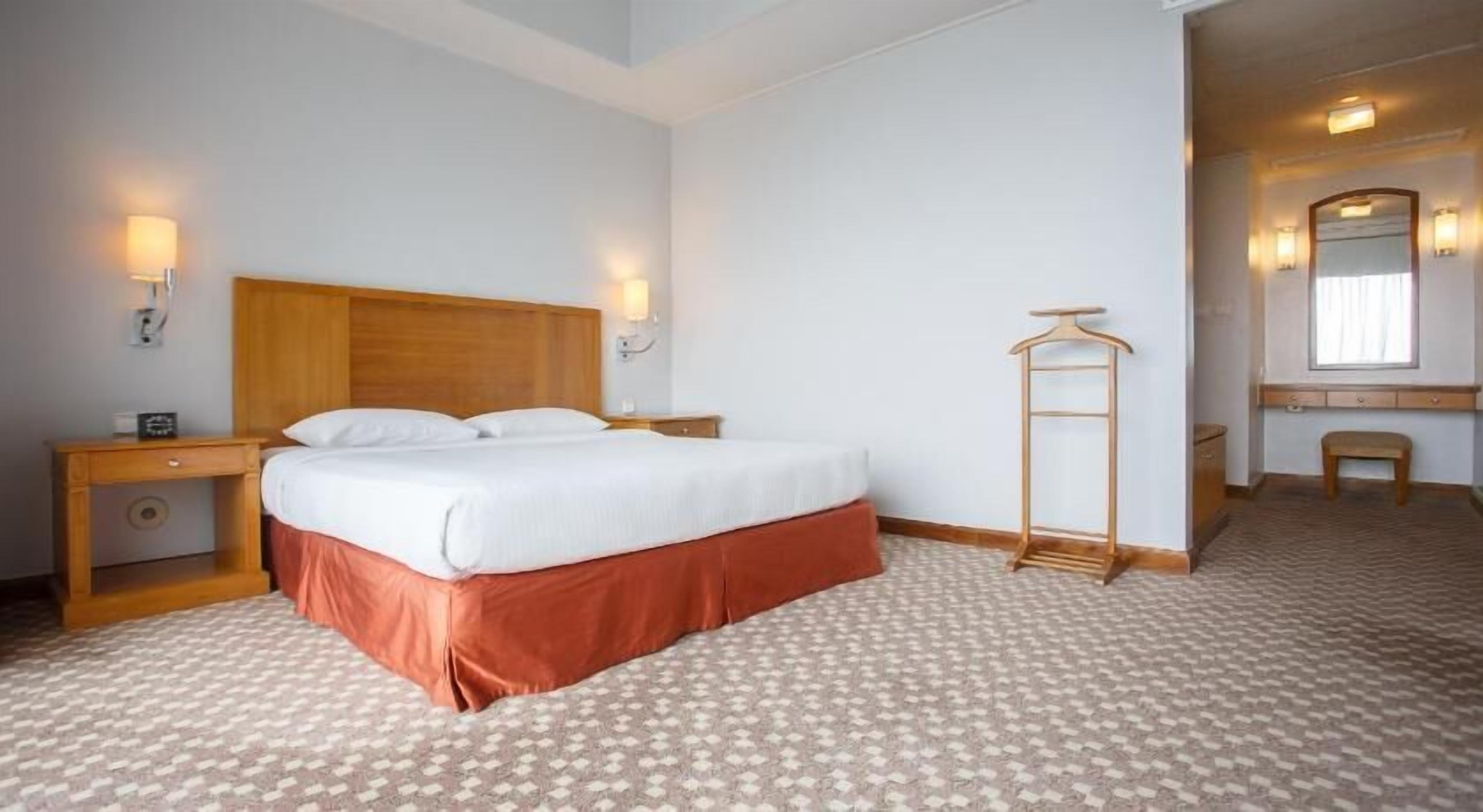 In-room safe, desk, laptop workspace, soundproofing