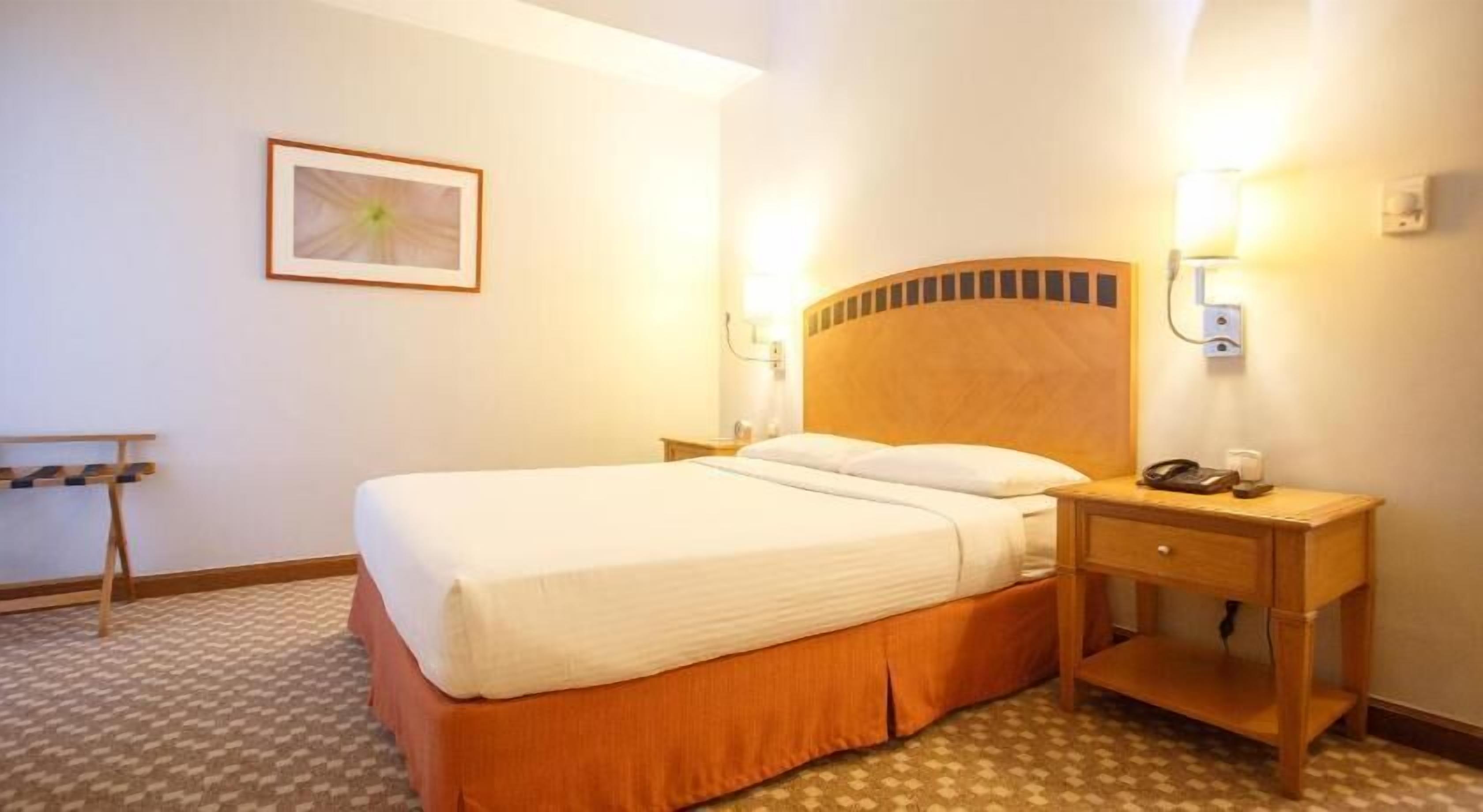 In-room safe, desk, laptop workspace, soundproofing