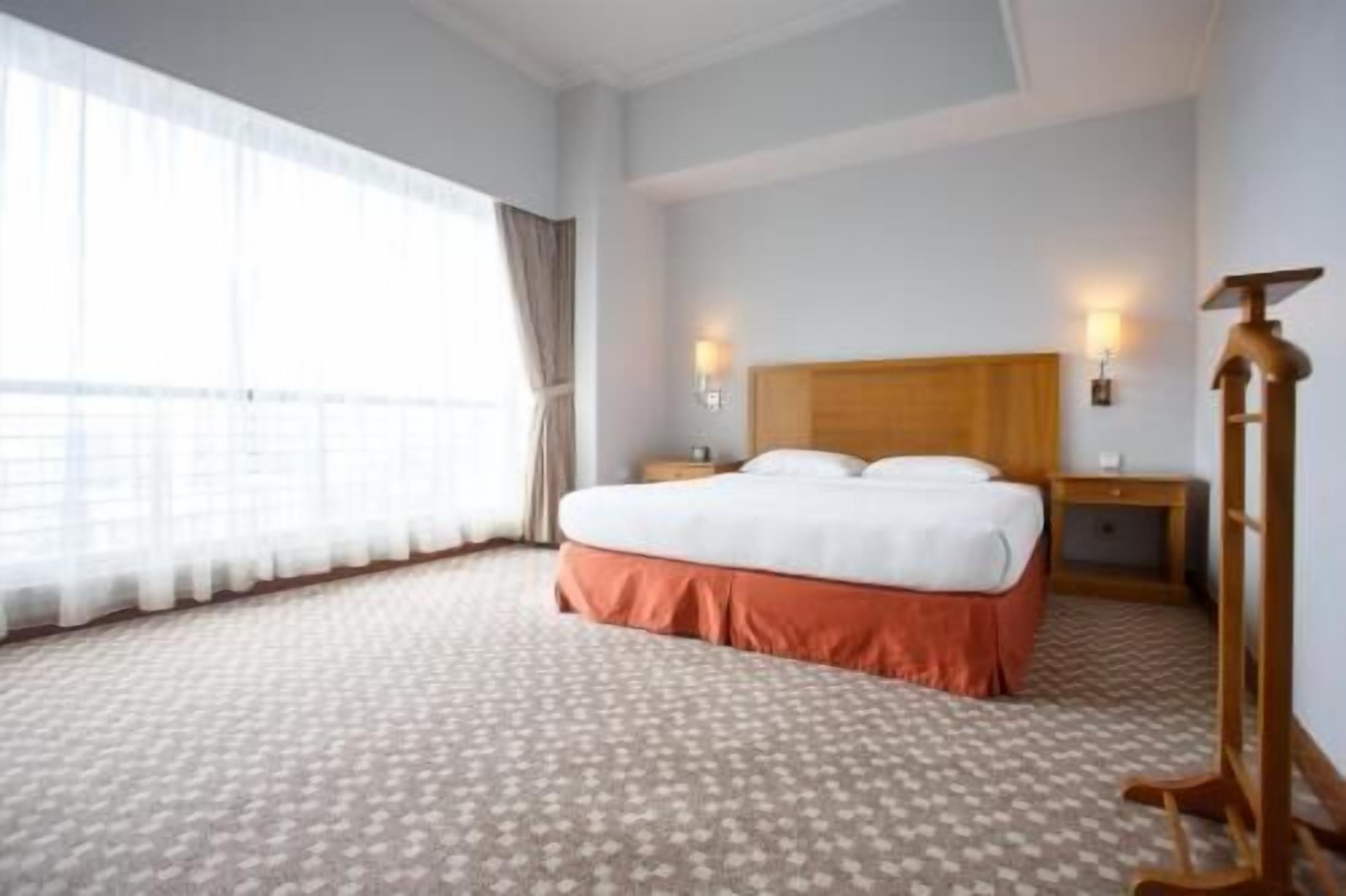 In-room safe, desk, laptop workspace, soundproofing