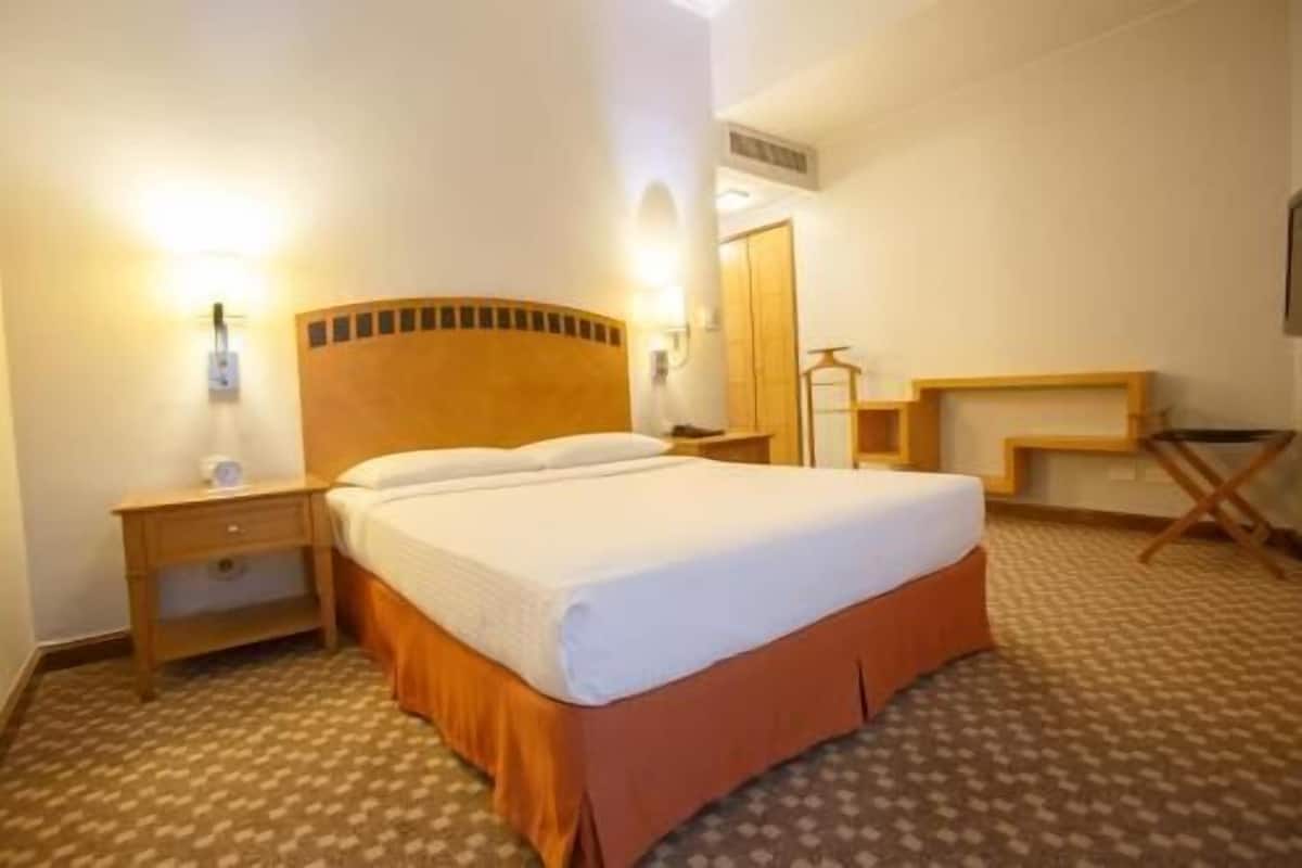 Caja de seguridad en la habitación y escritorio